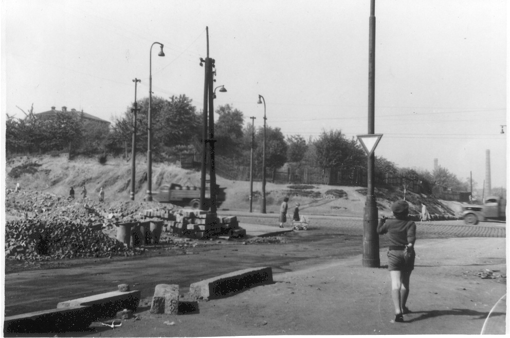 Křižovatka ulic Jana Želivského a Jeseniova, v pozadí Červená skála, rok 1955