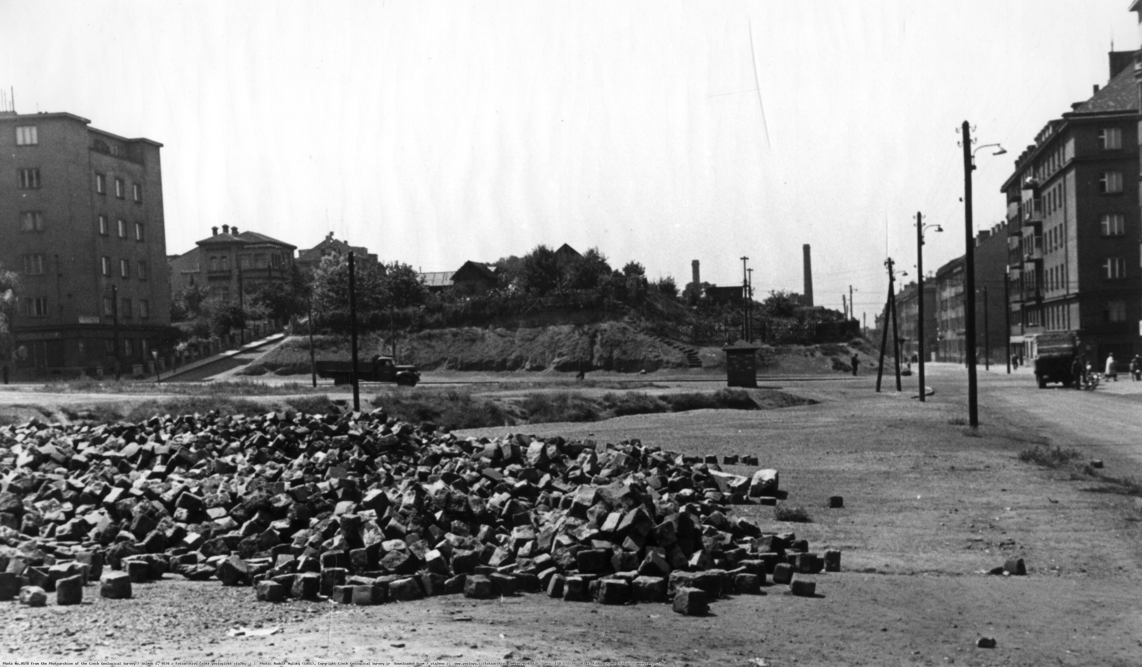 Červená skála, v popředí nynější parčík u ZŠ Jeseniova, foto z archivu České geologické služby, Hylský Rudolf 1951
